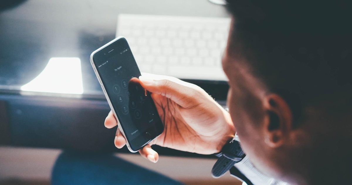 huay App 在暖色木桌上的手机主界面展示，靛蓝色调的信息流卡片与紫色强调按钮在晨光里显得安静而有秩序